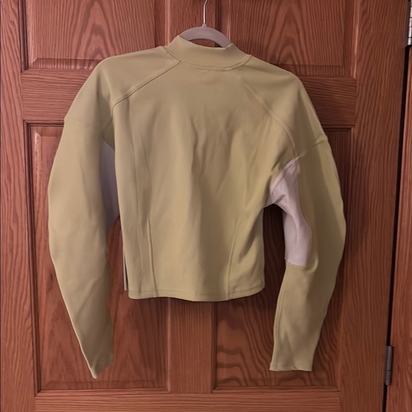 NWT Lululemon Athletica Long Sleeve Ribbed Luxtreme Wide Sleeved Pullover M - Picture 2 of 4